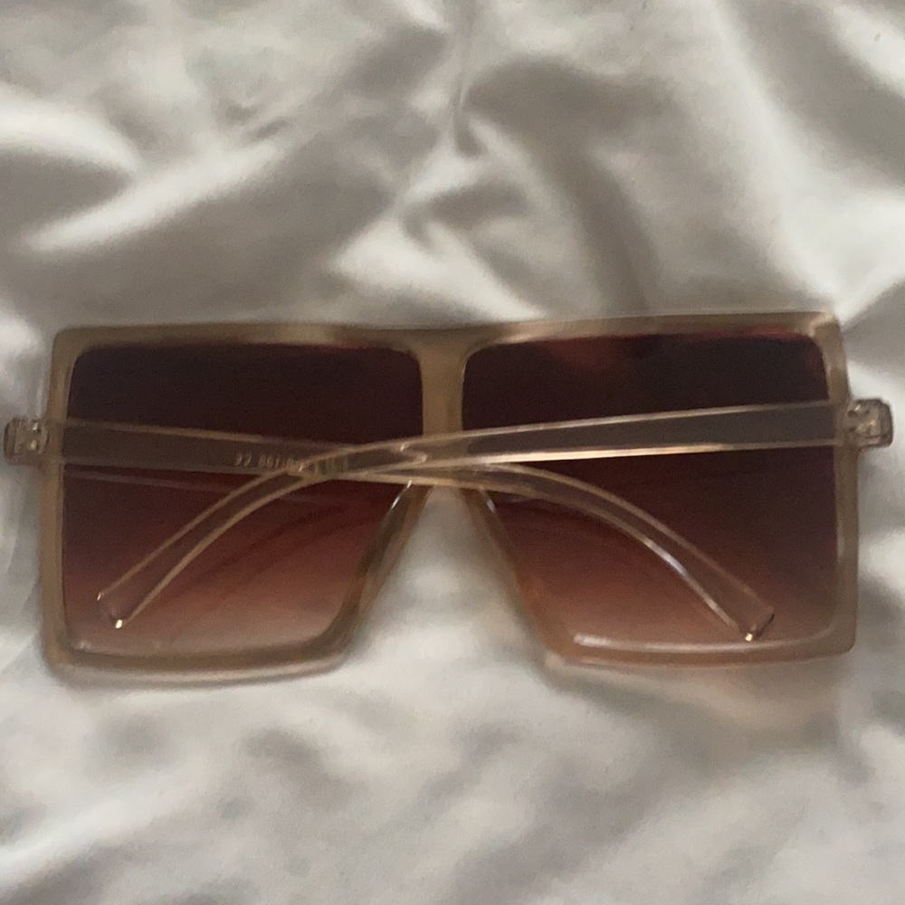 Light sunglasses. - Picture 2 of 5